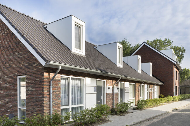 Appartementencomplex in jaren 30-stijl met witte UniKern® biobased gevelaccenten