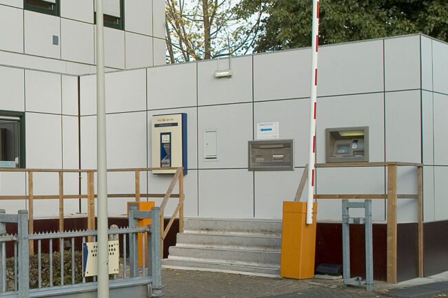 Bankgebouw in Veghel met witte UniKern® biobased gevelbekleding