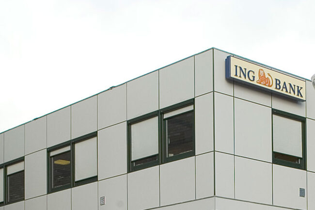 Bankgebouw in Veghel met witte UniKern® biobased gevelbekleding