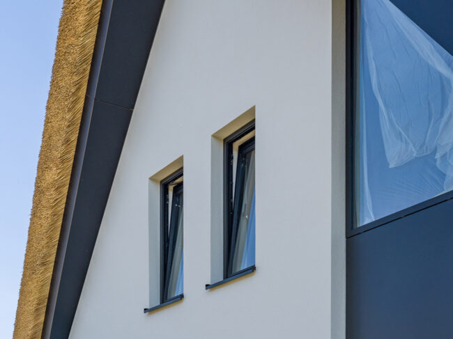 Woning met karakter in Dorst met rieten dak en zwarte accenten.