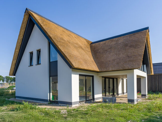 Woning met karakter in Dorst met rieten dak en zwarte accenten.