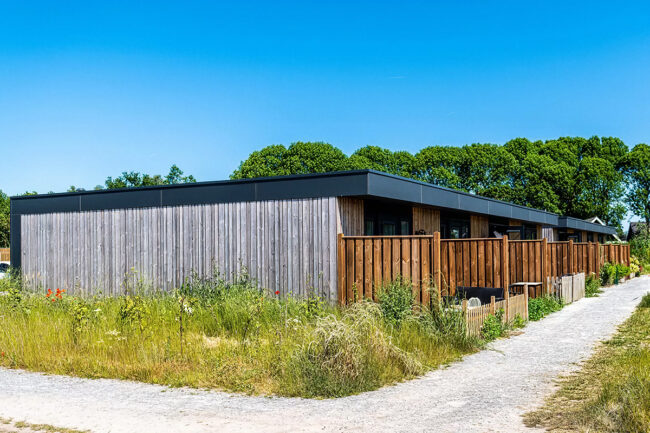 Prefab woningen in Erp met houten gevelbekleding en UniKern® gevelaccenten in wit en antraciet.