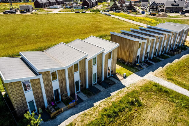 Prefab woningen in Erp met houten gevelbekleding en UniKern® gevelaccenten in wit en antraciet.