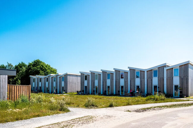 Prefab woningen in Erp met houten gevelbekleding en UniKern® gevelaccenten in wit en antraciet.