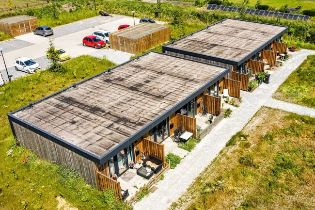 Prefab woningen in Erp met houten gevelbekleding en UniKern® gevelaccenten in wit en antraciet.