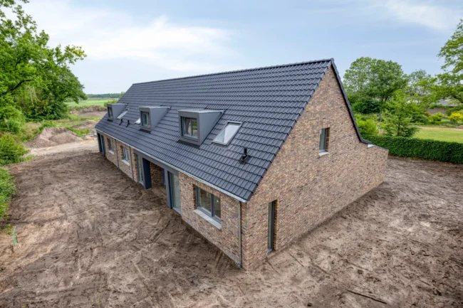 Woningen Lorsskensstraat Schaik met UniKern RAL 7011 NT in dakkapellen, entree en boeiboorden voor een rustig gevelbeeld.