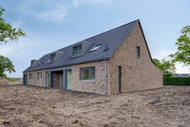 Woningen Lorsskensstraat Schaik met UniKern RAL 7011 NT in dakkapellen, entree en boeiboorden voor een rustig gevelbeeld.