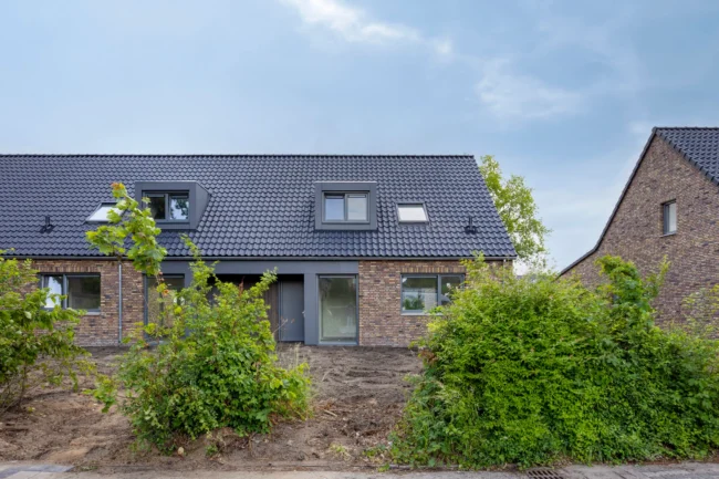 Woningen Lorsskensstraat Schaik met UniKern RAL 7011 NT in dakkapellen, entree en boeiboorden voor een rustig gevelbeeld.
