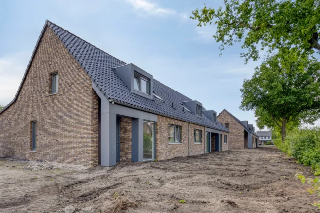 Woningen Lorsskensstraat Schaik met UniKern RAL 7011 NT in dakkapellen, entree en boeiboorden voor een rustig gevelbeeld.