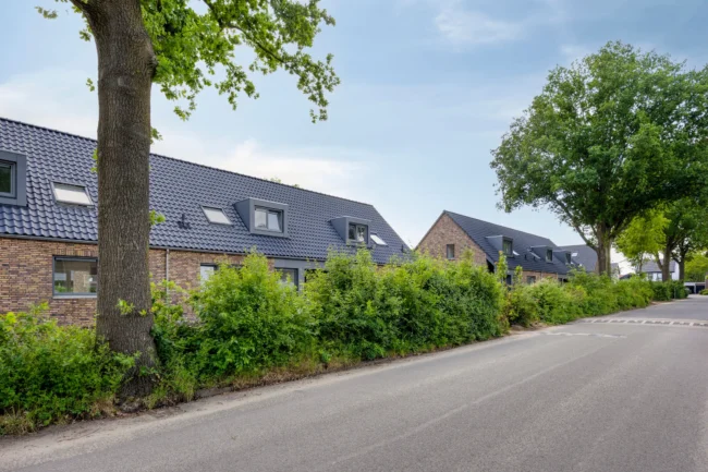 Woningen Lorsskensstraat Schaik met UniKern RAL 7011 NT in dakkapellen, entree en boeiboorden voor een rustig gevelbeeld.